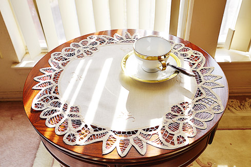 18" round battenburg doily. white color